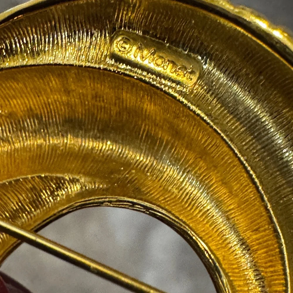 VINTAGE MONET GOLD‎ TONE BROOCH signed
